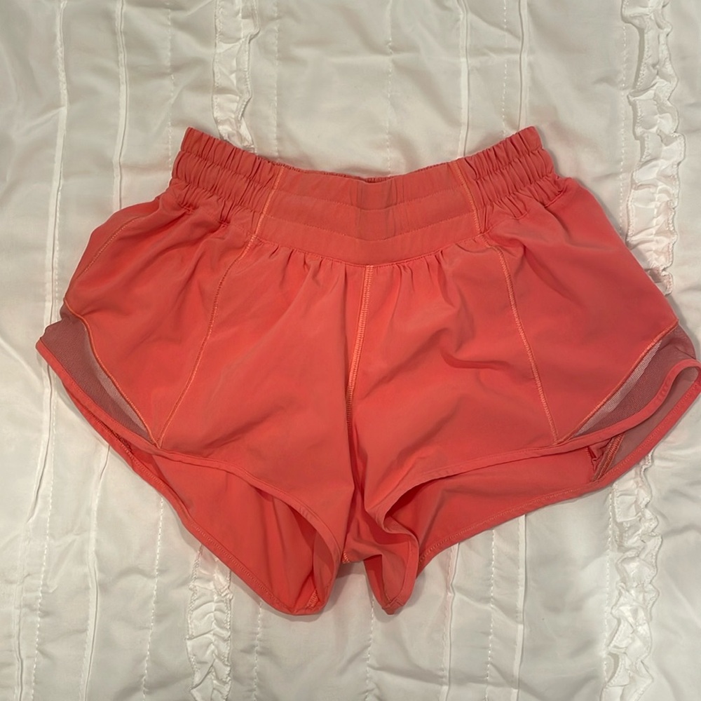 lululemon hotty hots low rise 2.5” shorts
